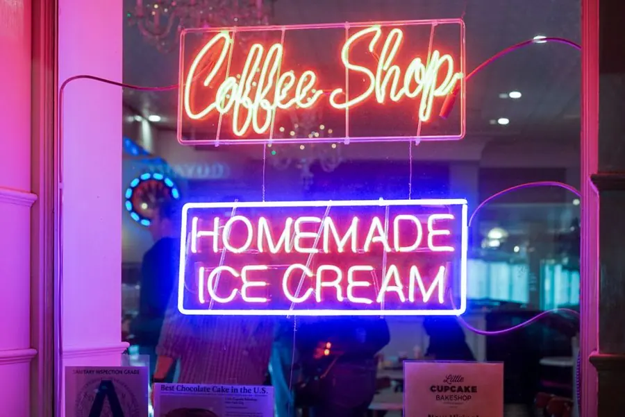 Papan neon berwarna di jendela kafe pada malam hari