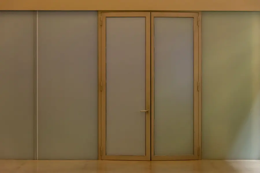 Pintu kaca berlapis film frosted dengan bingkai kayu